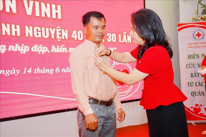 Trong ảnh: Tôn vinh những người hiến máu tiêu biểu. Ảnh: Hồng Hiếu- TTXVN