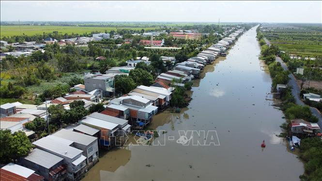 Trong ảnh: Nhiều hộ dân xây dựng nhà lấn ra kênh Đồng Tiến, đoạn qua thị trấn Tràm Chim, huyện Tam Nông (Đồng Tháp). Ảnh: Nhựt An - TTXVN