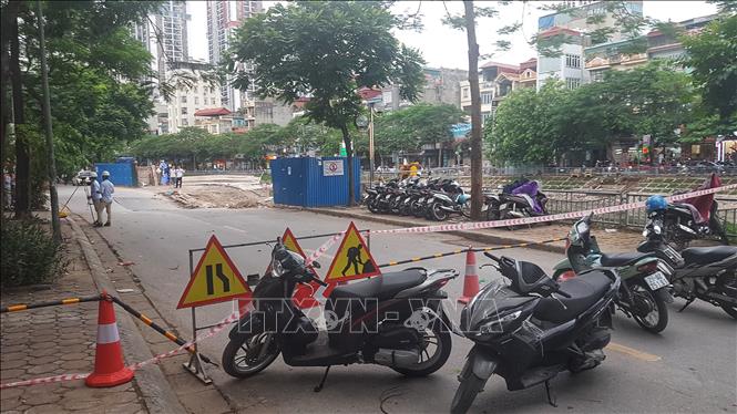Lực lượng chức năng đã dựng hàng rào ngăn không cho người dân qua lại khu vực lún sụt. Ảnh: Tuấn Anh - TTXVN