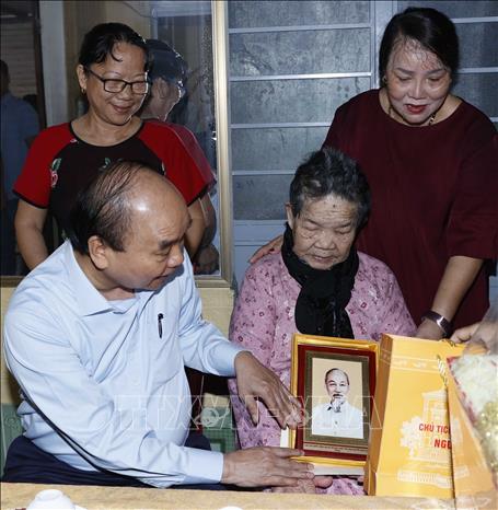 Chủ tịch nước Nguyễn Xuân Phúc thăm, tặng quà Mẹ Việt Nam Anh hùng Nguyễn Thị Trữ tại phường Nam Lý, thành phố Đồng Hới. Ảnh: Thống Nhất – TTXVN
