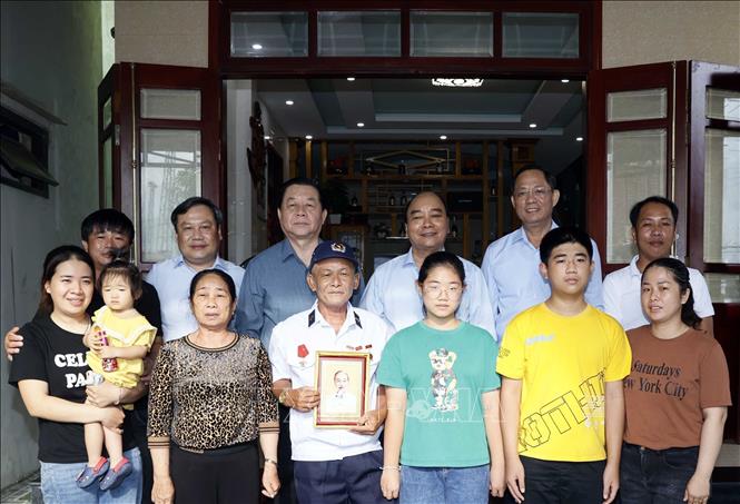 Chủ tịch nước Nguyễn Xuân Phúc thăm, tặng quà thương binh Nguyễn Thống tại thôn Mỹ Cảnh, xã Bảo Ninh, thành phố Đồng Hới. Ảnh: Thống Nhất – TTXVN
