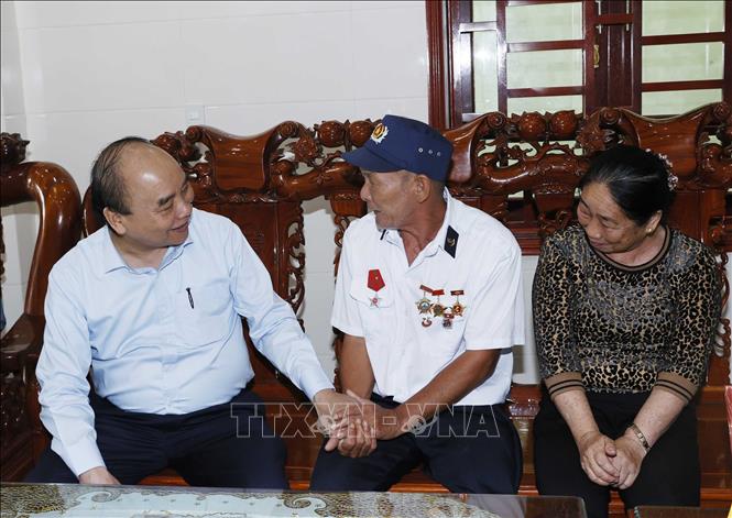 Chủ tịch nước Nguyễn Xuân Phúc thăm, tặng quà thương binh Nguyễn Thống tại thôn Mỹ Cảnh, xã Bảo Ninh, thành phố Đồng Hới. Ảnh: Thống Nhất – TTXVN
