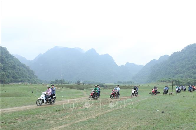 Trong ảnh: Đoàn du khách tham quan Thảo nguyên Đồng Lâm. Ảnh: Anh Tuấn – TTXVN