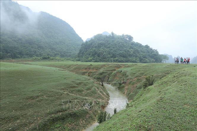 Trong ảnh: Một con suối thơ mộng chảy giữa Thảo nguyên Đồng Lâm. Ảnh: Anh Tuấn – TTXVN
