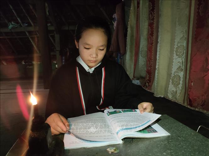 Trong ảnh: Được công nhận xã đạt chuẩn nông thôn mới, nhưng hơn 3 năm qua, các cháu học sinh ở 4 thôn vùng cao của xã Phương Tiến vẫn dùng đèn dầu để học bài. Ảnh: Minh Tâm-TTXVN