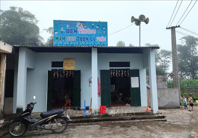 Trong ảnh: Điểm trường mầm non thôn Xà Phìn nhiều năm qua không có điện lưới quốc gia, cô và trò chỉ thắp sáng bằng 1 chiếc bóng và sử dụng 1 chiếc quạt nhờ kéo điện ở nhà dân kéo từ thôn khác sang. Ảnh: Minh Tâm-TTXVN