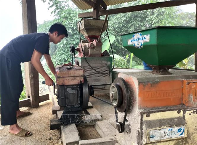 Trong ảnh: Cả thôn Xà Phìn, xã Phương Tiến, huyện Vị Xuyên (Hà Giang) chỉ có 1 chiếc máy xay xát nhưng do không có điện, giá xăng dầu tăng cao nên đóng cửa, máy để không không hoạt động. Ảnh: Minh Tâm-TTXVN