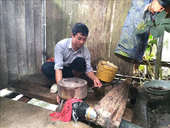 Trong ảnh: Do không có điện nên các gia đình ở thôn Xà Phìn, xã Phương Tiến, huyện Vị Xuyên thường xuyên phải sửa thiết bị kéo điện mini. Ảnh: Minh Tâm-TTXVN
