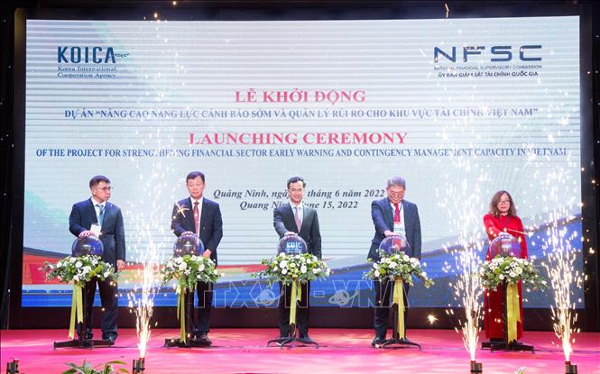 Delegates launch the project. VNA Photo: Thanh Vân