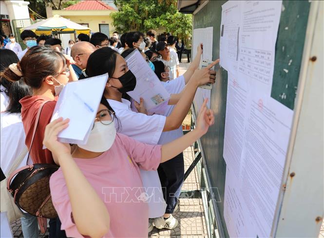 Thí sinh xem sơ đồ bố trí phòng thi tại điểm thi Trường THPT Cầu Giấy. Ảnh: Thanh Tùng - TTXVN