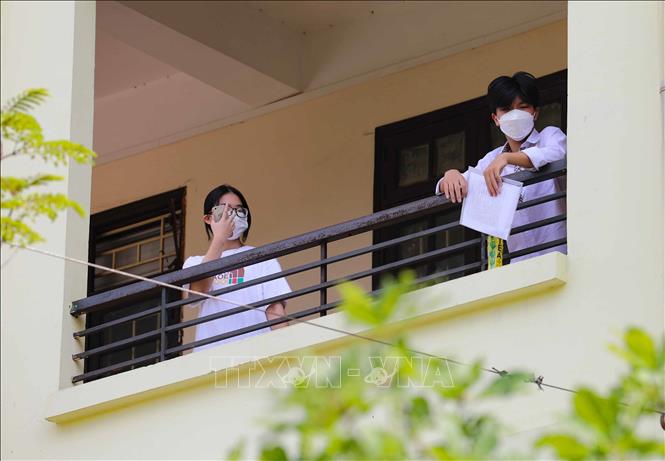 Thí sinh tới điểm thi Trường THPT Cầu Giấy làm thủ tục. Ảnh: Thanh Tùng - TTXVN
