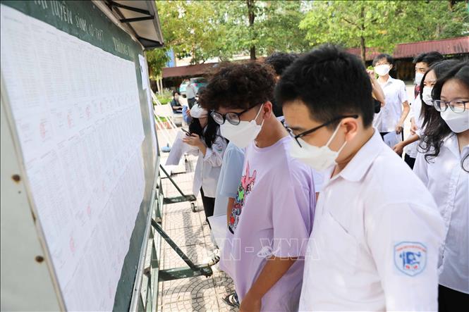 Thí sinh xem sơ đồ bố trí phòng thi tại điểm thi Trường THPT Cầu Giấy. Ảnh: Thanh Tùng - TTXVN