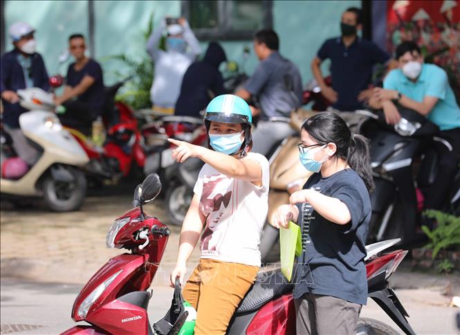 Phụ huynh đưa thí sinh tới điểm thi. Ảnh: Thanh Tùng - TTXVN