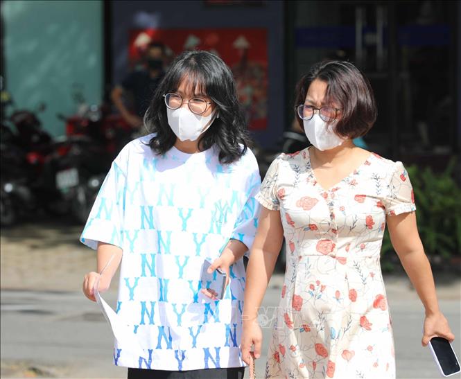 Phụ huynh đưa thí sinh tới điểm thi. Ảnh: Thanh Tùng - TTXVN