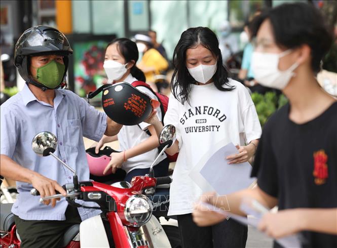 Thí sinh tới điểm thi Trường THPT Cầu Giấy làm thủ tục, nghe phổ biến quy chế. Ảnh: Thanh Tùng - TTXVN