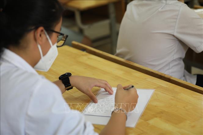 Thí sinh tới điểm thi Trường THPT Cầu Giấy làm thủ tục trước ngày thi. Ảnh: Thanh Tùng - TTXVN