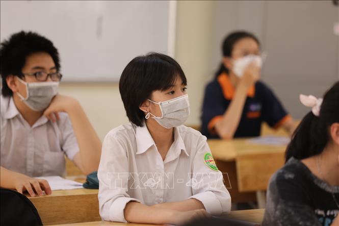 Thí sinh tới điểm thi Trường THPT Cầu Giấy nghe phổ biến quy chế. Ảnh: Thanh Tùng - TTXVN