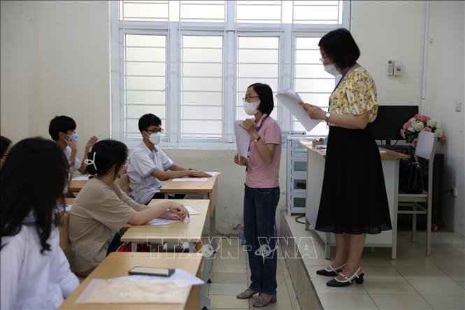 Thí sinh tới điểm thi Trường THPT Cầu Giấy nghe phổ biến quy chế. Ảnh: Thanh Tùng - TTXVN