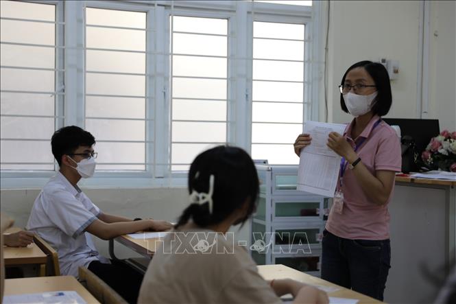 Thí sinh tới điểm thi Trường THPT Cầu Giấy nghe phổ biến quy chế. Ảnh: Thanh Tùng - TTXVN