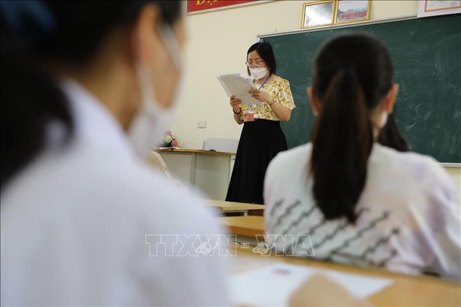 Thí sinh tới điểm thi Trường THPT Cầu Giấy làm thủ tục, nghe phổ biến quy chế. Ảnh: Thanh Tùng - TTXVN