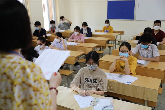 Thí sinh tới điểm thi Trường THPT Cầu Giấy làm thủ tục, nghe phổ biến quy chế. Ảnh: Thanh Tùng - TTXVN