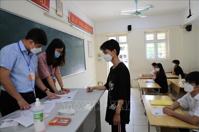Thí sinh tới điểm thi Trường THPT Cầu Giấy làm thủ tục, nghe phổ biến quy chế. Ảnh: Thanh Tùng - TTXVN