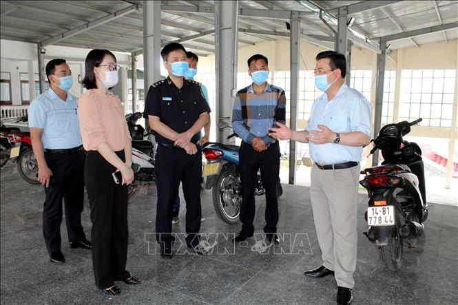 Trong ảnh: Lãnh đạo thành phố Móng Cái kiểm tra hoạt động xuất nhập khẩu hàng hóa tại cửa khẩu Ka Long ngày thông quan trở lại. Ảnh: Bùi Đức Hiếu-TTXVN