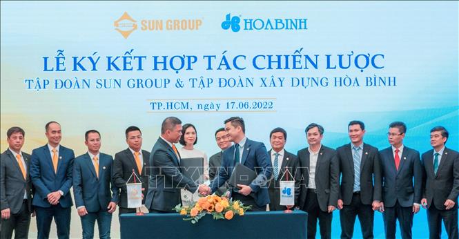 Trong ảnh: Lãnh đạo Tập đoàn Xây dựng Hòa Bình và Tập đoàn Sun Group thực hiện nghi thức ký kết. Ảnh: Anh Tuấn - TTXVN