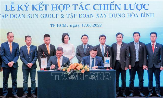 Trong ảnh: Lãnh đạo Tập đoàn Xây dựng Hòa Bình và Tập đoàn Sun Group thực hiện nghi thức ký kết. Ảnh: Anh Tuấn - TTXVN