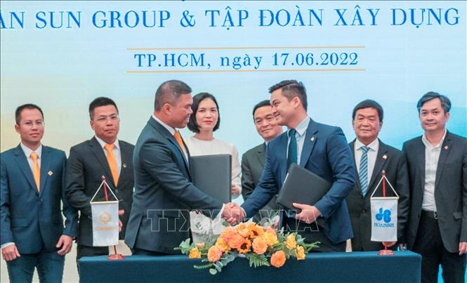 Trong ảnh: Lãnh đạo Tập đoàn Xây dựng Hòa Bình và Tập đoàn Sun Group thực hiện nghi thức ký kết. Ảnh: Anh Tuấn - TTXVN