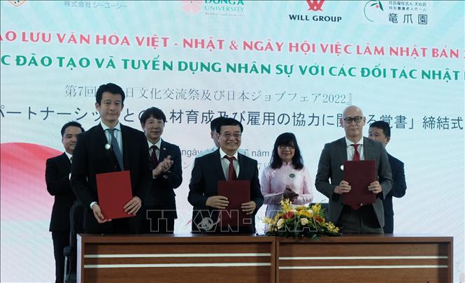 Signing of cooperation documents between the Dong A University and Japanese partners. VNA Photo: Văn Dũng