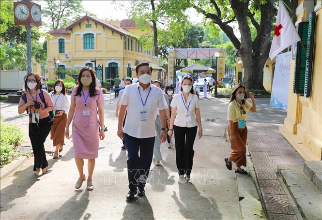 Phó Chủ tịch UBND TP Hà Nội Chử Xuân Dũng đến kiểm tra tại điểm thi Trường THPT Chu Văn An, quận Tây Hồ. Ảnh: Thanh Tùng - TTXVN 