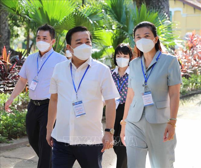 Phó Chủ tịch UBND TP Hà Nội Chử Xuân Dũng đến kiểm tra tại điểm thi Trường THPT Chu Văn An, quận Tây Hồ. Ảnh: Thanh Tùng - TTXVN 