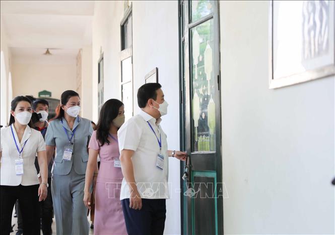 Phó Chủ tịch UBND TP Hà Nội Chử Xuân Dũng kiểm tra tại điểm thi Trường THPT Chu Văn An. Ảnh: Thanh Tùng - TTXVN 