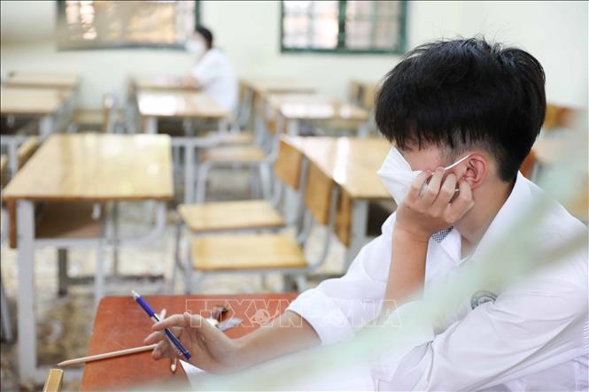 Thí sinh thi tại phòng thi dự phòng, điểm thi Trường THPT Chu Văn An, quận Tây Hồ. Ảnh: Thanh Tùng - TTXVN 