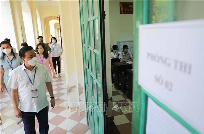 Phó Chủ tịch UBND TP Hà Nội Chử Xuân Dũng kiểm tra tại điểm thi Trường THPT Chu Văn An. Ảnh: Thanh Tùng - TTXVN 