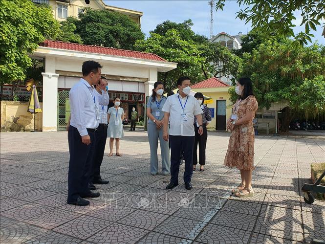 Phó Chủ tịch UBND TP Hà Nội Chử Xuân Dũng kiểm tra công tác tổ chức thi tại điểm thi Trường THPT Cầu Giấy, quận Cầu Giấy. Ảnh: Nguyễn Cúc-TTXVN