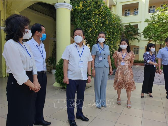 Phó Chủ tịch UBND TP Hà Nội Chử Xuân Dũng kiểm tra công tác tổ chức thi tại điểm thi Trường THPT Cầu Giấy, quận Cầu Giấy. Ảnh: Nguyễn Cúc-TTXVN