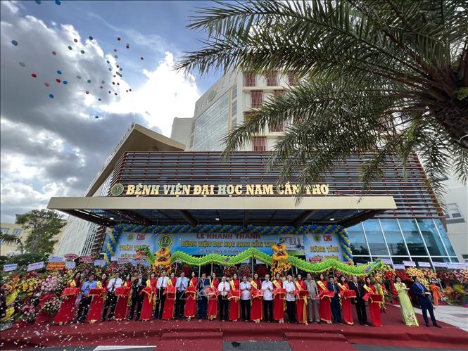 Cắt băng khánh thành Bệnh viện Đại học Nam Cần Thơ. Ảnh: Ánh Tuyết - TTXVN