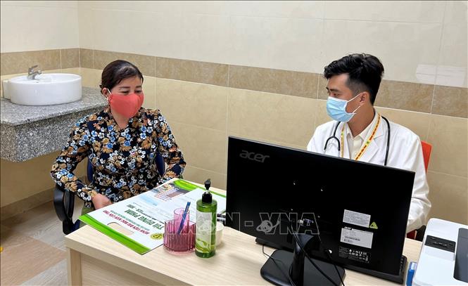 Bác sĩ Bệnh viện Đại học Nam Cần Thơ thăm khám cho bệnh nhân. Ảnh: Ánh Tuyết - TTXVN