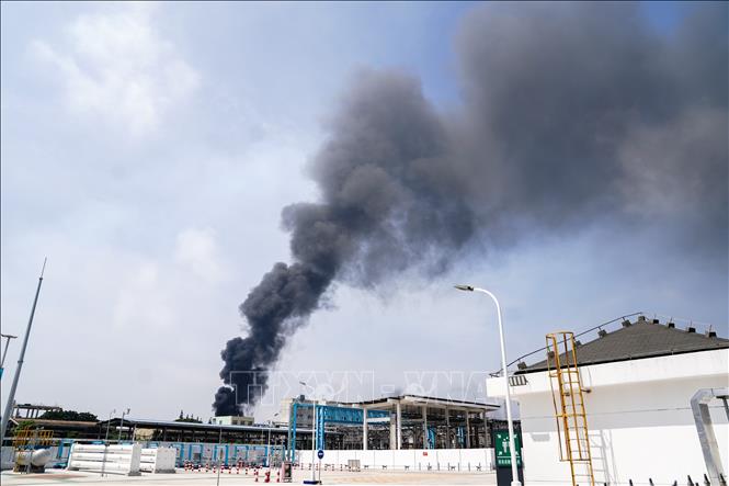 Trong ảnh: Khói bốc lên tại hiện trường vụ cháy nhà máy của Tập đoàn hoá dầu Sinopec ở thành phố Thượng Hải, Trung Quốc ngày 18/6/2022. Ảnh: THX/TTXVN