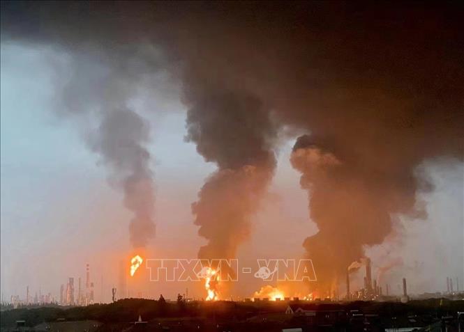 Trong ảnh: Khói lửa bốc lên tại hiện trường vụ cháy nhà máy của Tập đoàn hoá dầu Sinopec ở thành phố Thượng Hải, Trung Quốc ngày 18/6/2022. Ảnh: THX/TTXVN