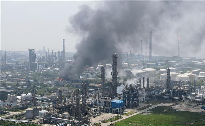 Trong ảnh: Khói bốc lên tại hiện trường vụ cháy nhà máy của Tập đoàn hoá dầu Sinopec ở thành phố Thượng Hải, Trung Quốc ngày 18/6/2022. Ảnh: THX/TTXVN