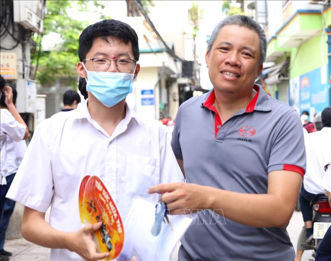 Phụ huynh đón thí sinh tại điểm thi Trường THCS Ngô Quyền sau khi kết thúc môn thi Ngoại ngữ. Ảnh: Hoàng Hiếu - TTXVN 