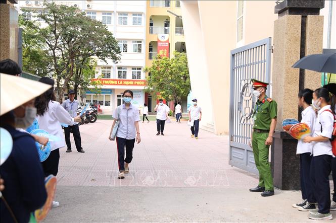 Thí sinh rời điểm thi Trường THCS Ngô Quyền, quận Hai Bà Trưng sau khi kết thúc môn thi Ngoại ngữ, chiều 18/6. Ảnh: Hoàng Hiếu - TTXVN 