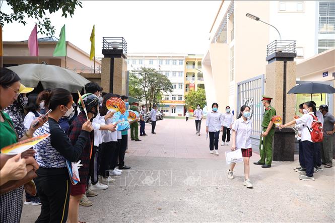 Những thí sinh đầu tiên rời điểm thi Trường THCS Ngô Quyền, quận Hà Bà Trưng khi kết thúc môn thi Ngoại ngữ, chiều 18/6. Ảnh: Hoàng Hiếu - TTXVN 