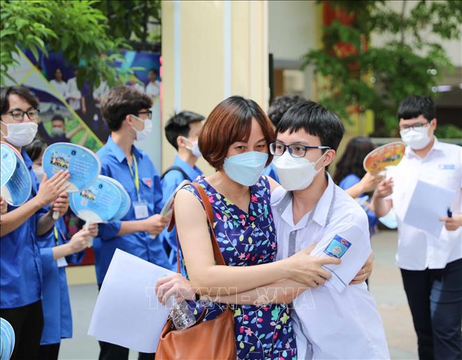 Phụ huynh đón thí sinh sau khi hoàn thành môn thi Ngoại ngữ tại điểm thi Trường THPT Trần Nhân Tông, quận Hai Bà Trưng. Ảnh: Thanh Tùng - TTXVN 