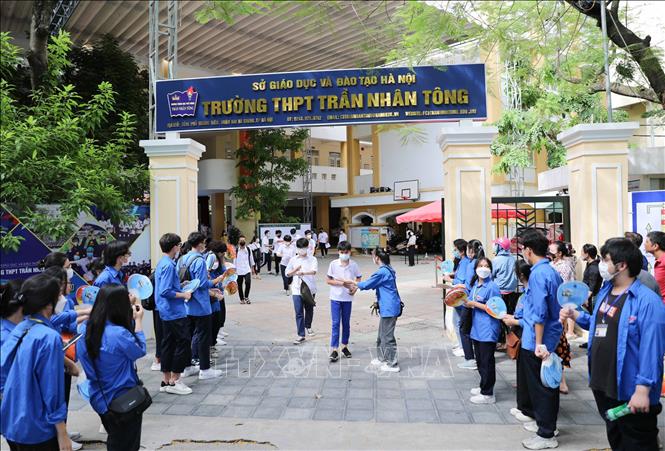 Thí sinh hoàn thành bài thi Ngoại ngữ tại điểm thi Trường THPT Trần Nhân Tông, quận Hai Bà Trưng. Ảnh: Thanh Tùng - TTXVN 