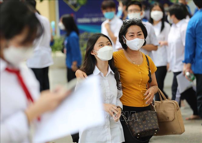 Phụ huynh đón thí sinh sau khi hoàn thành môn thi Ngoại ngữ tại điểm thi Trường THPT Trần Nhân Tông, quận Hai Bà Trưng. Ảnh: Thanh Tùng - TTXVN 