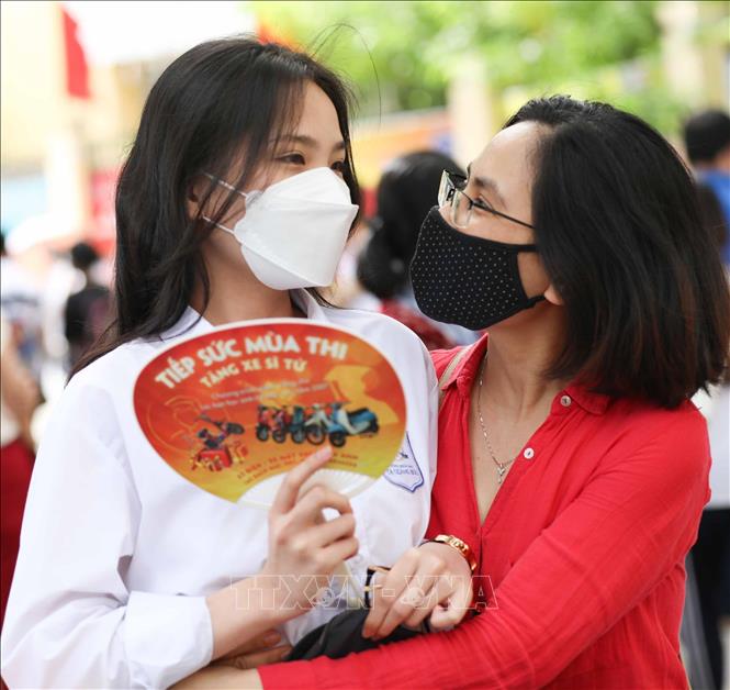 Niềm vui của phụ huynh và thí sinh sau khi hoàn thành môn thi Ngoại ngữ tại điểm thi Trường THPT Trần Nhân Tông, quận Hai Bà Trưng. Ảnh: Thanh Tùng - TTXVN 